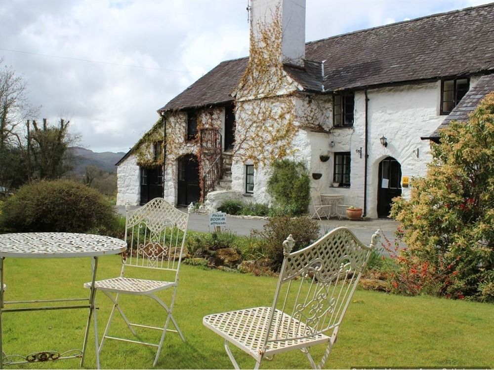 Dolgun Uchaf Historic And In Snowdonia 4*
